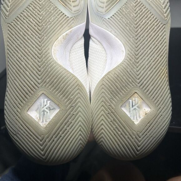Nike Kyrie 3 White Chrome Silver Low Cut Mens Basketball 852395-103 Size 11.5 - Picture 14 of 15